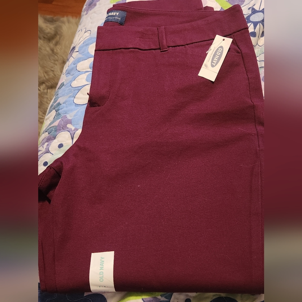 NWT Old Navy Mid Rise Pixie Ankle pant Size 14 R. Cranberry